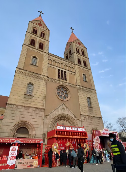 2月1日至2月5日，“好品山東 商行天下”主題的山東消費(fèi)促進(jìn)年暨“樂(lè)購(gòu)青島”龍年消費(fèi)節(jié)在青島中山路海誓山盟廣場(chǎng)舉行。集團(tuán)旗下“青島”“嶗山”兩個(gè)中華老字號(hào)品牌，以“千好萬(wàn)好不如青島 千難萬(wàn)難不離嶗山”為主題在“中華老字號(hào)賀年會(huì)”C位設(shè)立聯(lián)合特展區(qū)。圖為活動(dòng)全景(1).jpg